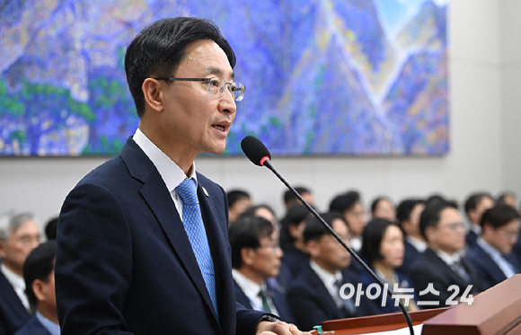 임광현 대통령 비서실장이29일 서울 여의도 국회 국회운영위원회에서 열린 대통령비서실, 국가안보실 등에 대한 국정감사에 출석해 인사말을 하고 있다. [사진=곽영래 기자]