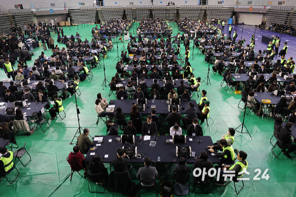 28일 서울 송파구 올림픽공원 핸드볼경기장에서 이태한 선거관리위원회 특별검사팀 관계자, 사무원, 참관단이 6·3 지방선거 투표용지 공개검증을 준비하고 있다. [사진=사진공동취재단 ]