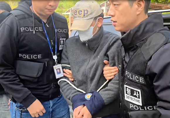 알고 지낸 일본인 여성을 살해한 혐의로 법정 출석하는 A씨 [사진=연합뉴스]
