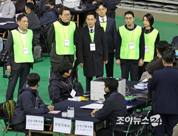 28일 선관위 특검의 6·3 지방선거 투표용지 공개검증이 열리는 서울 송파구 올림픽공원 핸드볼경기장에서 검증참관인으로 참석한 국민의힘 장동혁 대표가 검증 준비 상황을 지켜보고 있다. [사진=사진공동취재단 ]