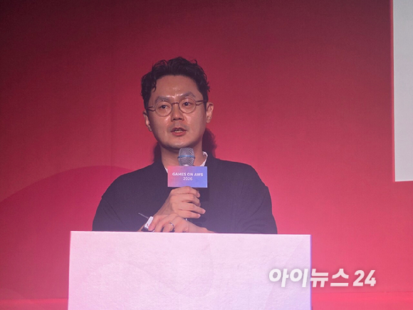 임경영 크래프톤 AI 트랜스폼 총괄이 27일 열린 'Games on AWS 2026'에서 발표를 하고 있다. [사진=곽민구 기자]