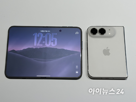 애플의 '아이폰 듀오'를 펼친 모습(왼쪽)과 접은 모습. [사진=권서아 기자]