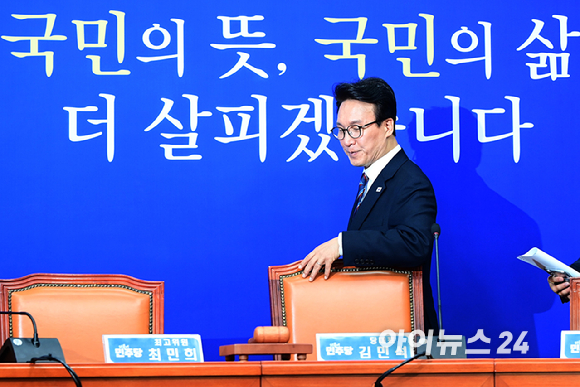 김민석 더불어민주당 대표가 30일 서울 여의도 국회에서 열린 최고위원회의에 참석하고 있다. [사진=정소희 기자]