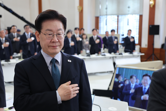 이재명 대통령이 지난 28일 청와대에서 열린 국민생명안전위원회 제2차 전체회의에 앞서 국민의례를 하고 있다. [사진=연합뉴스]