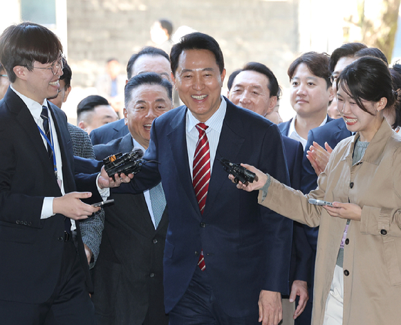 오세훈 서울시장이 서울시장직 유지 여부가 달린 '명태균 여론조사 대납 의혹' 항소심 선고일인 23일 서울 서초구 서울고법에 도착해 법정으로 향하며 취재진의 질문에 답변하고 있다. 2026.10.23 [사진=연합뉴스]