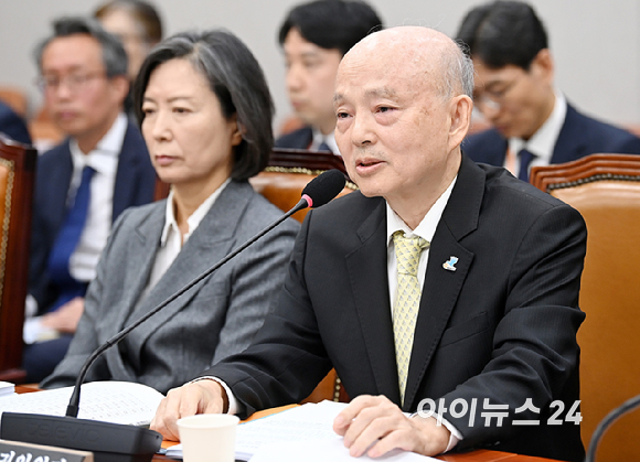 안창호 국가인권위원회 위원장이 29일 국회에서 열린 국가인권위원회에 대한 국정감사에서 질의에 답변하고 있다. [사진=곽영래 기자]