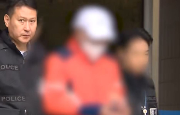 '구로 미라화 시신 유기' 피의자 남성 2명이 구속을 면했다. 사진은 시체유기 혐의를 받는 60대 남성 B씨. [사진=연합뉴스 TV 유튜브]