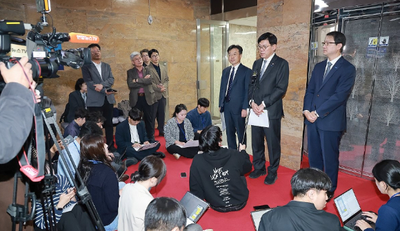 조국혁신당 김준형 원내대표가 21일 국회에서 더불어민주당 한병도 원내대표에게 조희대 대법원장에 대한 탄핵소추안을 전달한 뒤 취재진 질문에 답하고 있다. [사진=연합뉴스]