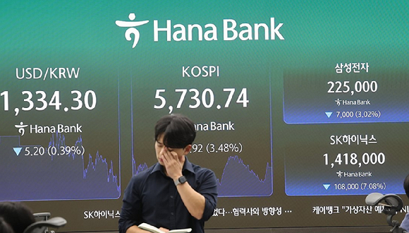30일 오후 하나은행 딜링룸 [사진=연합뉴스]