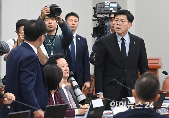 김준형 조국혁신당 의원과 이상휘 국민의힘 의원이 29일 서울 여의도 국회 국회운영위원회에서 열린 대통령비서실, 국가안보실 등에 대한 국정감사에 언쟁을 하고 있다. [사진=곽영래 기자]