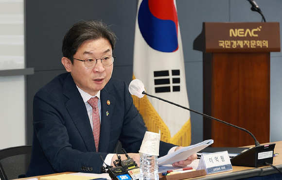 이억원 금융위원장이 18일 서울 종로구 국민경제자문회의 대회의실에서 열린 '국민경제자문회의·금융위원회 합동회의'에서 발언하고 있다. [사진=금융위원회]