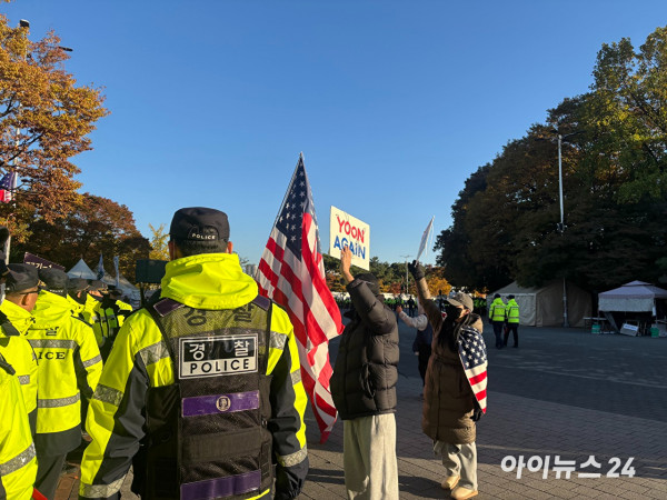 장동혁 국민의힘 당대표를 비롯한 국민의힘 당권파 지도부 의원들이 28일 서울 잠실 올림픽 공원 투표지 공개검증 현장에 참석해있다. [사진=김민지 기자]