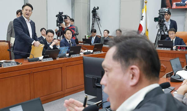 국민의힘 김태규 의원이 30일 국회 운영위원회에서 열린 국회사무처 등에 대한 국정감사에서 한병도 위원장의 의사진행에 항의하고 있다. 2026.10.30 [사진=연합뉴스]