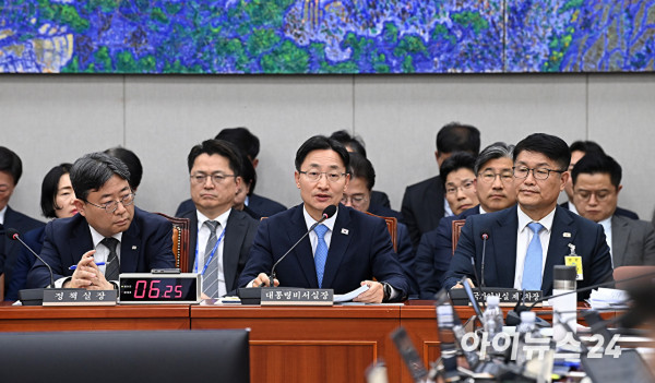 국민의힘 김태규 의원이 30일 국회 운영위원회에서 열린 국회사무처 등에 대한 국정감사에서 한병도 위원장의 의사진행에 항의하고 있다. 2026.10.30 [사진=연합뉴스]