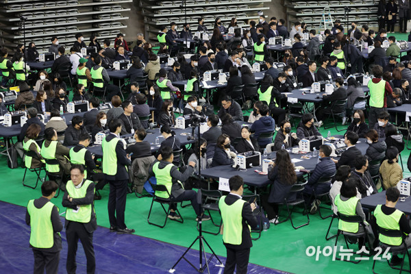 장동혁 국민의힘 당대표를 비롯한 국민의힘 당권파 지도부 의원들이 28일 서울 잠실 올림픽 공원 투표지 공개검증 현장에 참석해있다. [사진=김민지 기자]