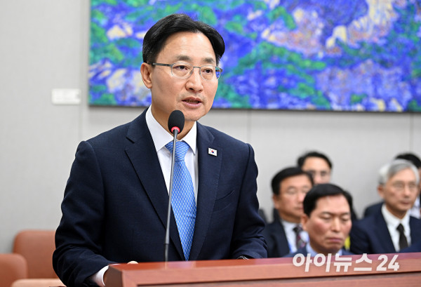 임광현 대통령 비서실장이29일 서울 여의도 국회 국회운영위원회에서 열린 대통령비서실, 국가안보실 등에 대한 국정감사에 출석해 인사말을 하고 있다. [사진=곽영래 기자]