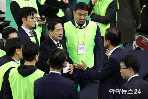 장동혁 국민의힘 당대표를 비롯한 국민의힘 당권파 지도부 의원들이 28일 서울 잠실 올림픽 공원 투표지 공개검증 현장에 참석해있다. [사진=김민지 기자]