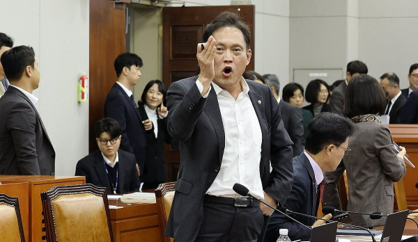 국민의힘 김태규 의원이 30일 국회 운영위원회에서 열린 국회사무처 등에 대한 국정감사에서 한병도 위원장의 의사진행에 항의하고 있다. 2026.10.30 [사진=연합뉴스]