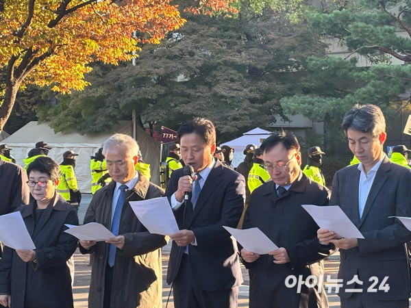 장동혁 국민의힘 당대표를 비롯한 국민의힘 당권파 지도부 의원들이 28일 서울 잠실 올림픽 공원 투표지 공개검증 현장에 참석해있다. [사진=김민지 기자]