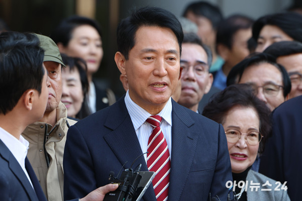 명태균 여론조사비 대납 의혹으로 재판에 넘겨진 오세훈 서울시장이 지난 23일 오후 서울 서초구 서울고등법원에서 열린 정치자금법 위반 혐의 항소심 선고기일에서 무죄 판결을 받고 관련 입장을 밝히고 있다. [사진=곽영래 기자]