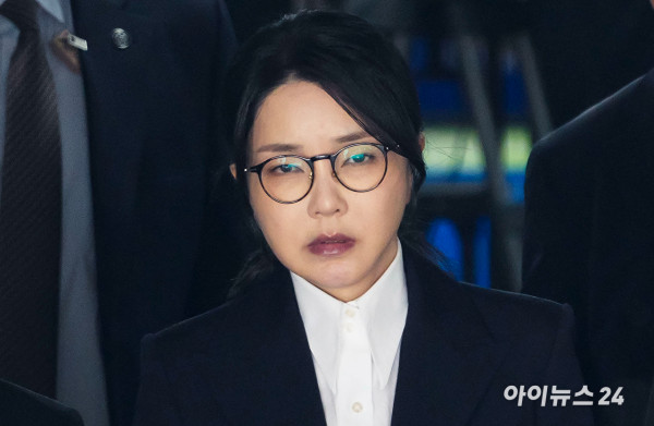 윤석열 전 대통령 부인 김건희 여사가 지난해 8월 12일 오후 서울 서초구 서울중앙지방법원에서 열린 구속 전 피의자 심문(영장실질심사)을 마치고 법원을 나서고 있다. [사진=사진공동취재단]