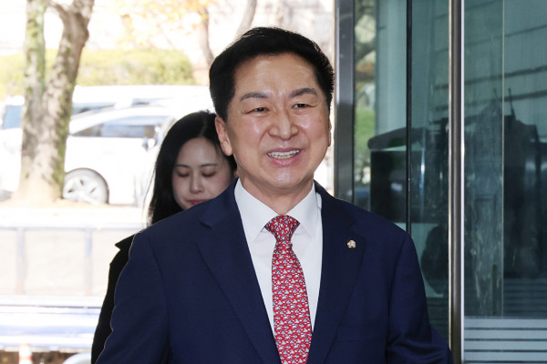 김건희 여사에게 260만원대 로저비비에 가방을 선물한 혐의로 기소된 국민의힘 김기현 의원이 30일 서울중앙지법에서 열린 1심 선고 공판에 출석하고 있다. 2026.10.30 [사진=연합뉴스]