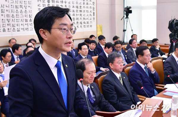 장경태 무소속 의원이 국회 법제사법위원회 예산결산기금심사소위원장 시절이던 2024년 11월 8일 오전 열린 서울 여의도 국회 법제사법위원회 전체 회의에서 심사 보고를 하고 있다. 서울남부공소청은 30일 장 의원을 준강제추행과 성폭력범죄의 처벌 등에 관한 특례법상 비밀준수 위반 등 혐의로 불구속 기소했다. [사진=곽영래 기자]
